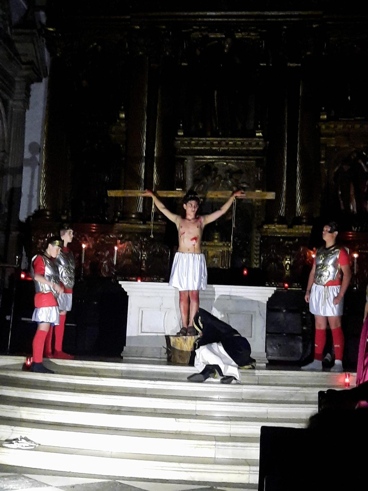Escena de Cristo crucificado en la representación realizada en Cangas del Narcea.