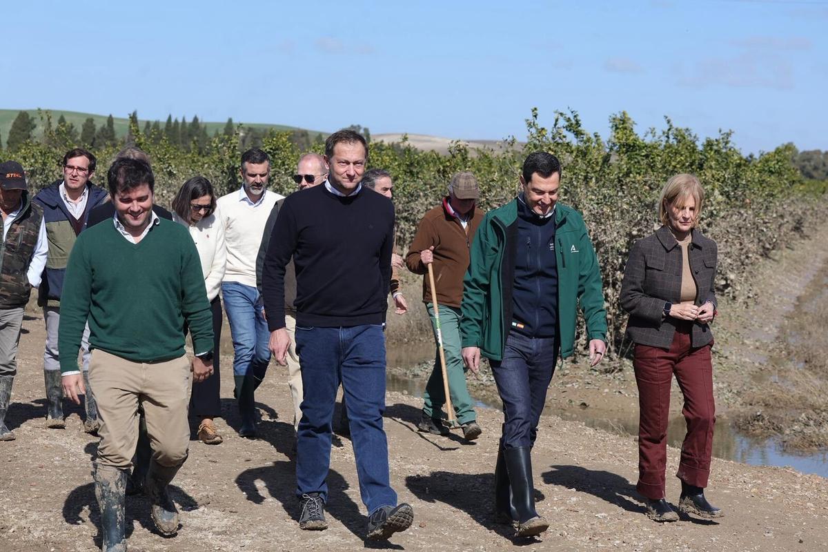 Juanma Moreno visita explotaciones dañadas de Jerez con el comisario europeo de Agricultura