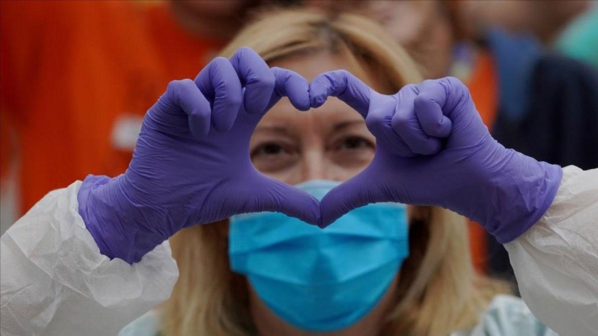 Cuatro sanitarios han fallecido desde el inicio de la crisis del coronavirus en Catalunya. En la foto, una enfermera durante los aplausos a los sanitarios en el Hospital Gregorio Marañón de Madrid.