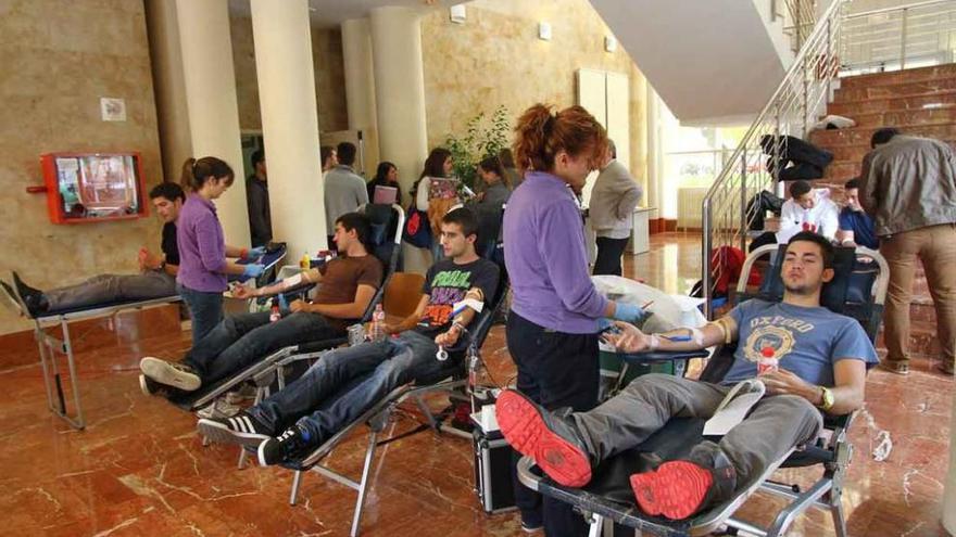 Varios jóvenes donan sangre en los pasillos del Campus Viriato.