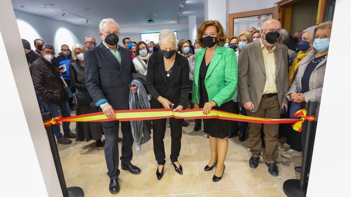 La alcaldesa de Almoradí y familiares de Vilató inauguran la exposición | TONY SEVILLA