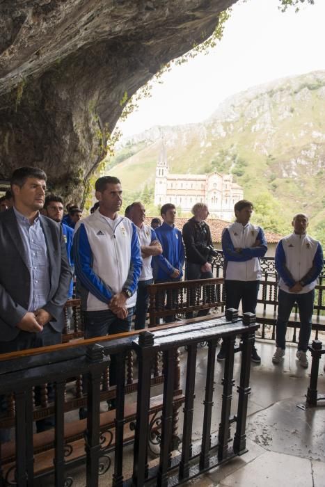 El Real Oviedo realiza la ofrenda floral a la Virgen de Covadonga