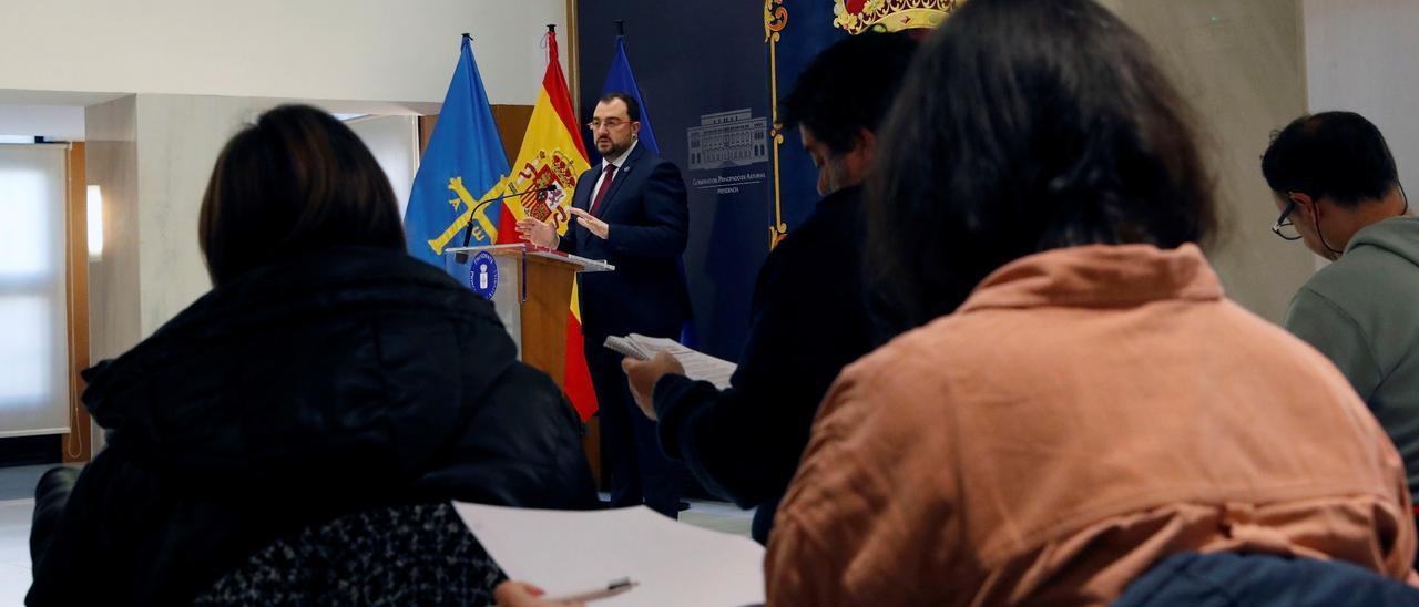 Adrián Barbón, en la rueda de prensa de este mediodía.