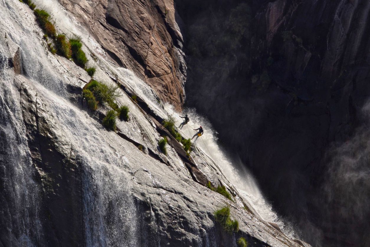 Otros ejemplos de cascadas que desembocan en el mar los encontramos en Escocia