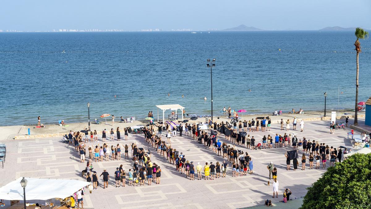 Varias personas participan en una concentración en La playa del Espejo a 13 de agosto de 2021, en Los Alcázares, Región de Murcia (España). Este viernes varios puntos de las playas del Mar Menor acogen concentraciones en apoyo a la reivindicació