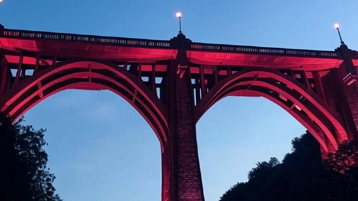 El puente de Santa Maria, iluminado de rojo.