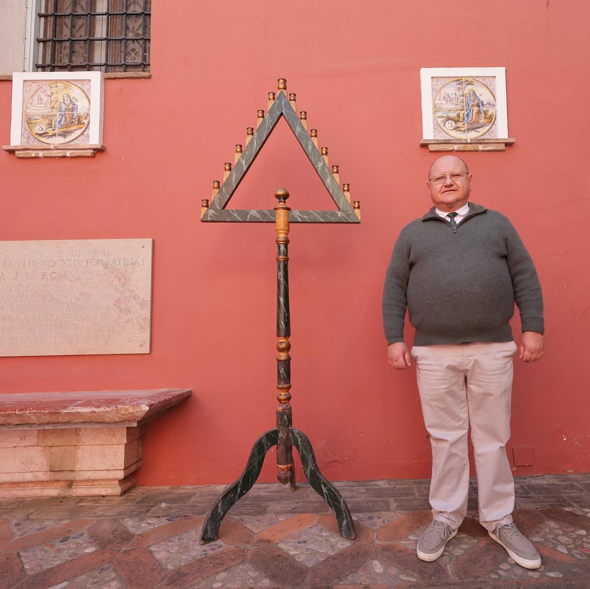 Josep Lluís Domingo, impulsor de la recuperación de la liturgia medieval, junto al 'Tenebrari' de Algemesí.