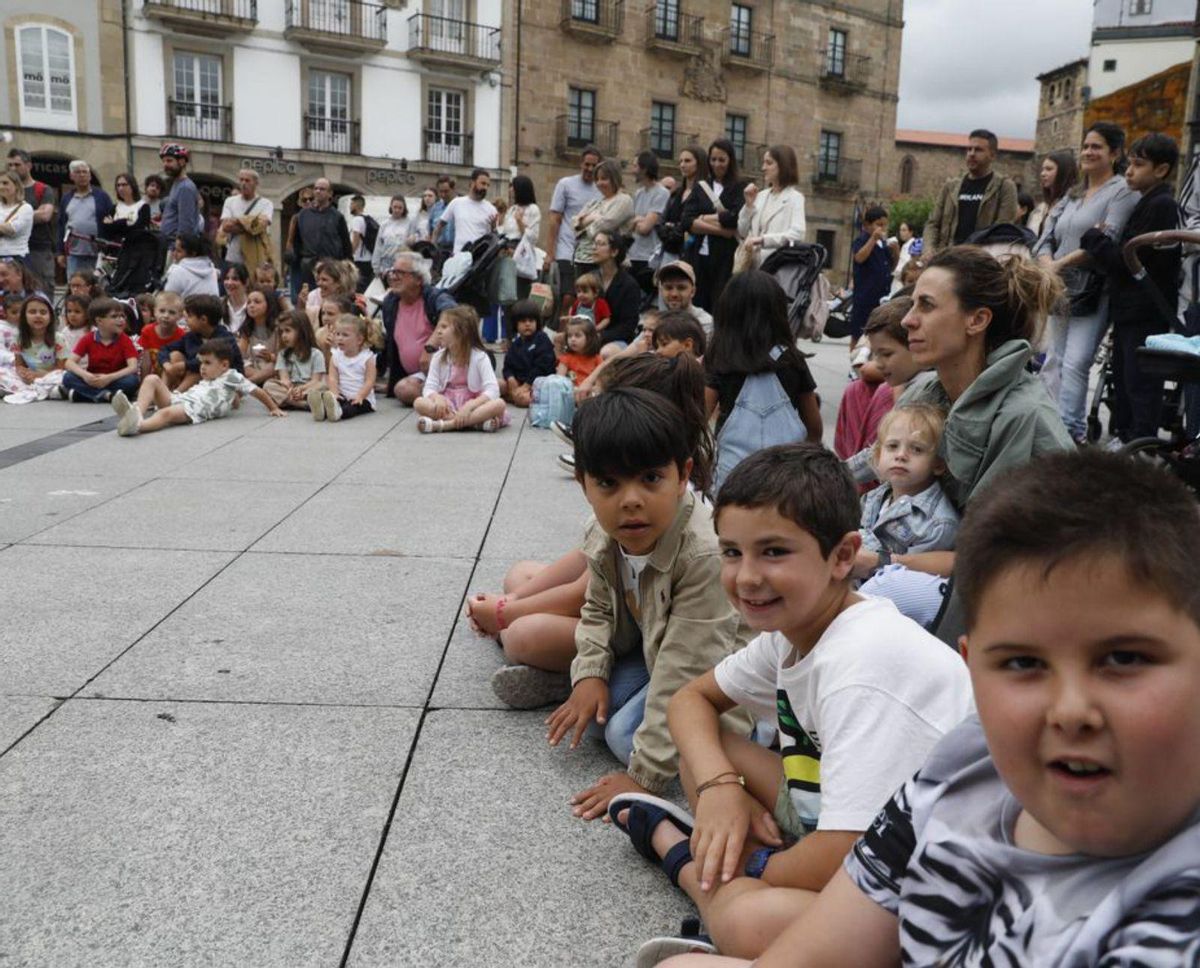 Avilés se parte de risa entre malabares y acrobacias