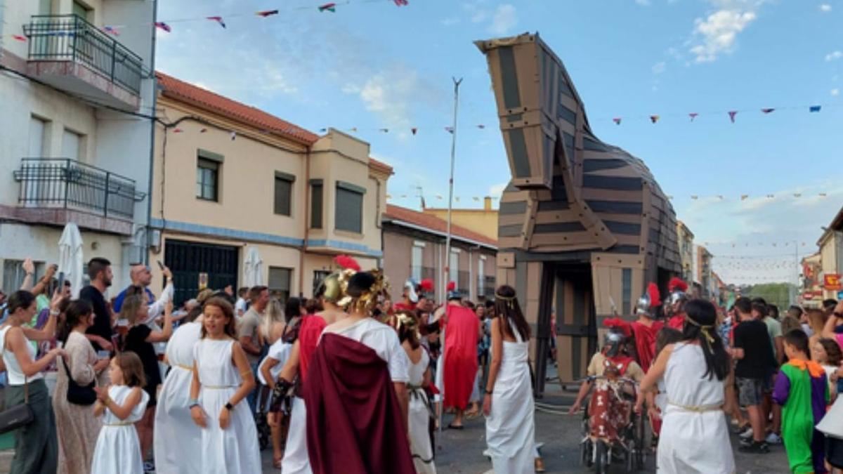 El caballo de Troya, protagonista en una de las carrozas de Camarzana. | C. G. R.