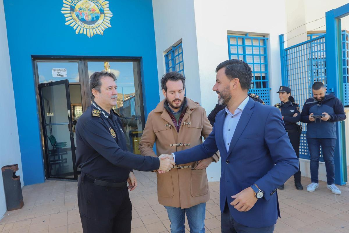 El comisario saludando a José Aix, portavoz de Ciudadanos