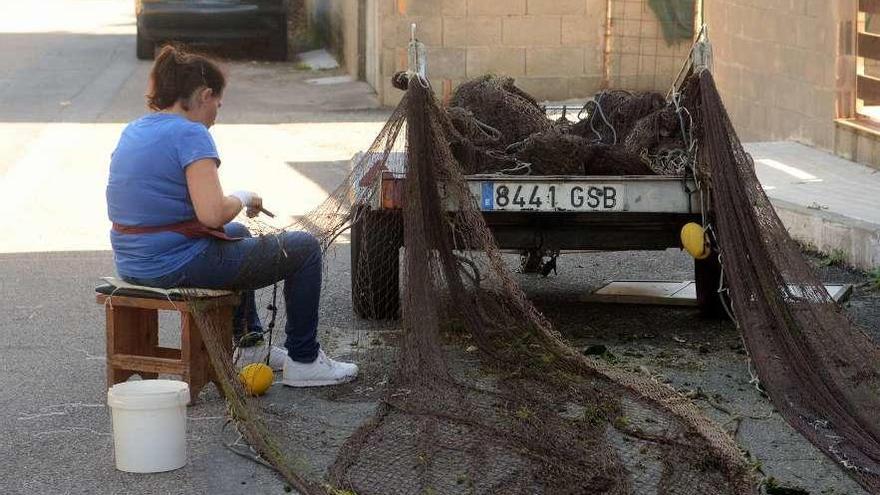 Guadalupe Bugallo, trabajando ayer por la tarde con un aparejo. // Noé Parga