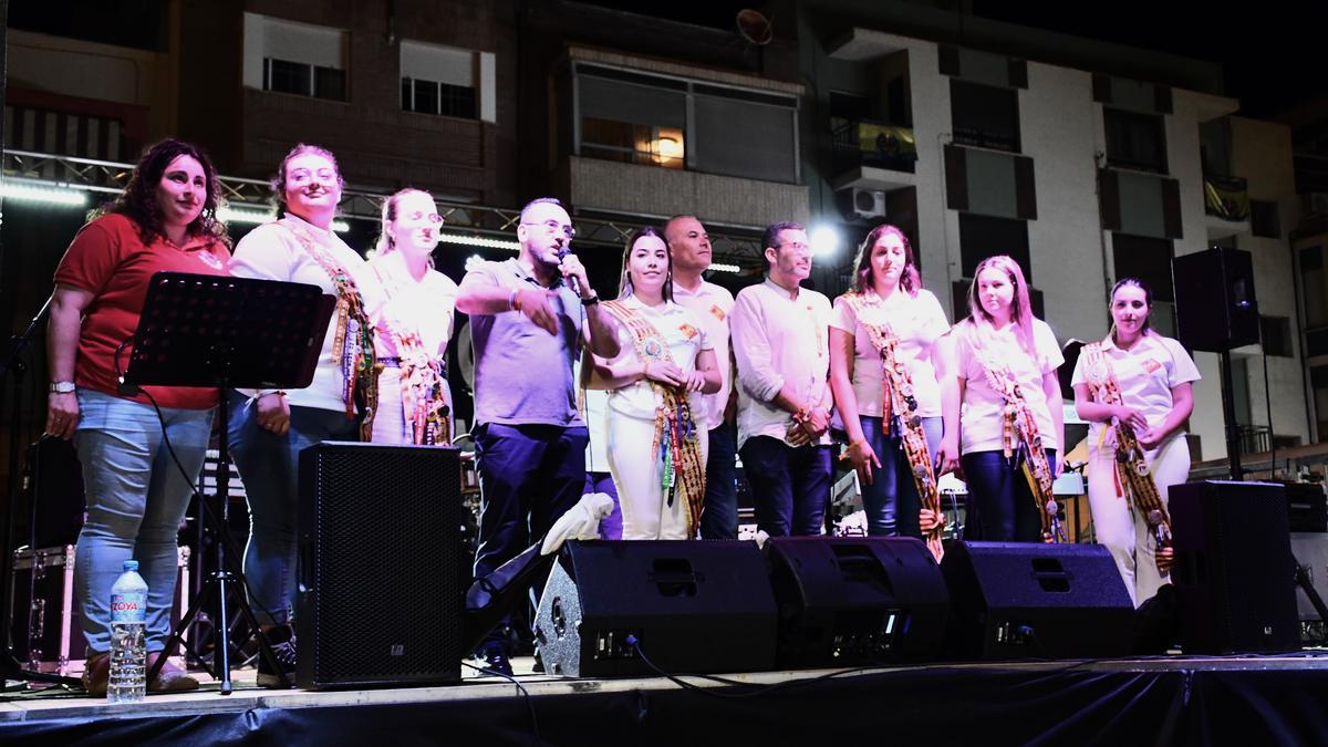 El alcalde, José Benlloch, junto a los concejales Miriam Caravaca y Diego A. Vila, la reina de las fiestas, María Carmona, y las damas, sobre el escenario.