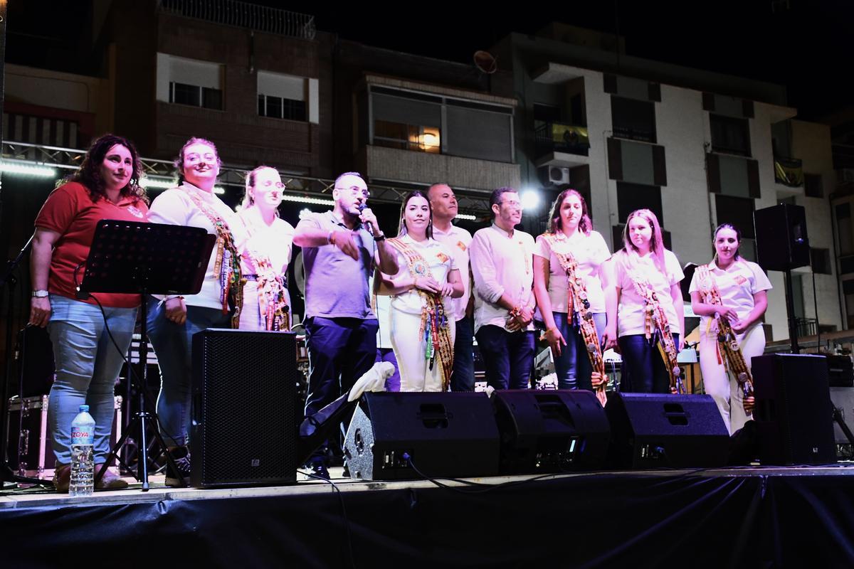 El alcalde, José Benlloch, junto a los concejales Miriam Caravaca y Diego A. Vila, la reina de las fiestas, María Carmona, y las damas, sobre el escenario.
