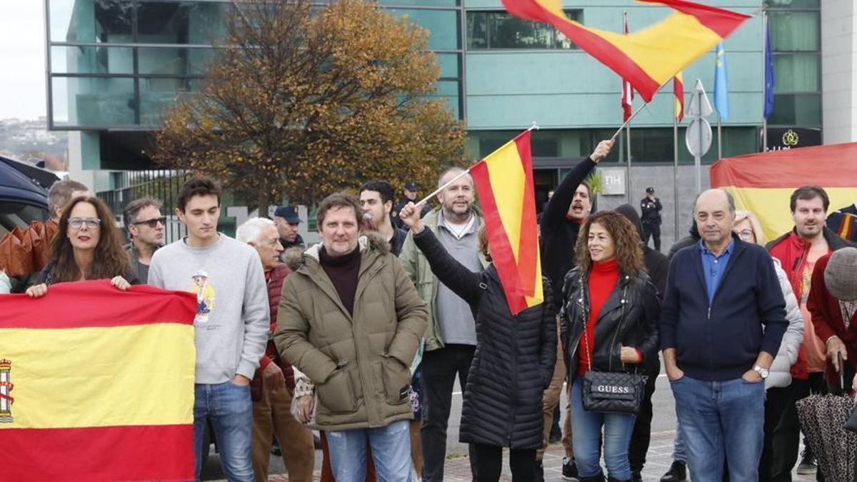 Concentración en Gijón frente a los hoteles del puente del Piles, en imágenes.