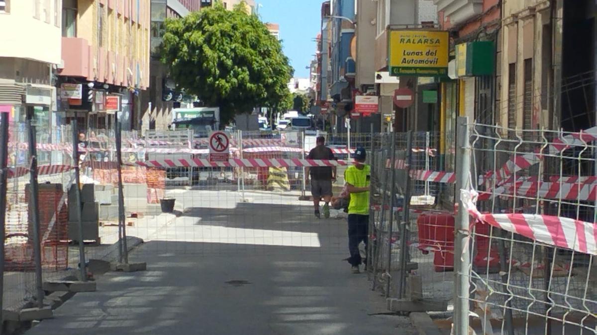 Un obrero coloca vallas en la calle Fernando Guanarteme, este martes.