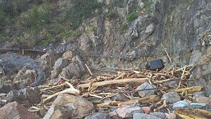 Pla general de l&#039;esllavissada al penya-segat del Golfet.