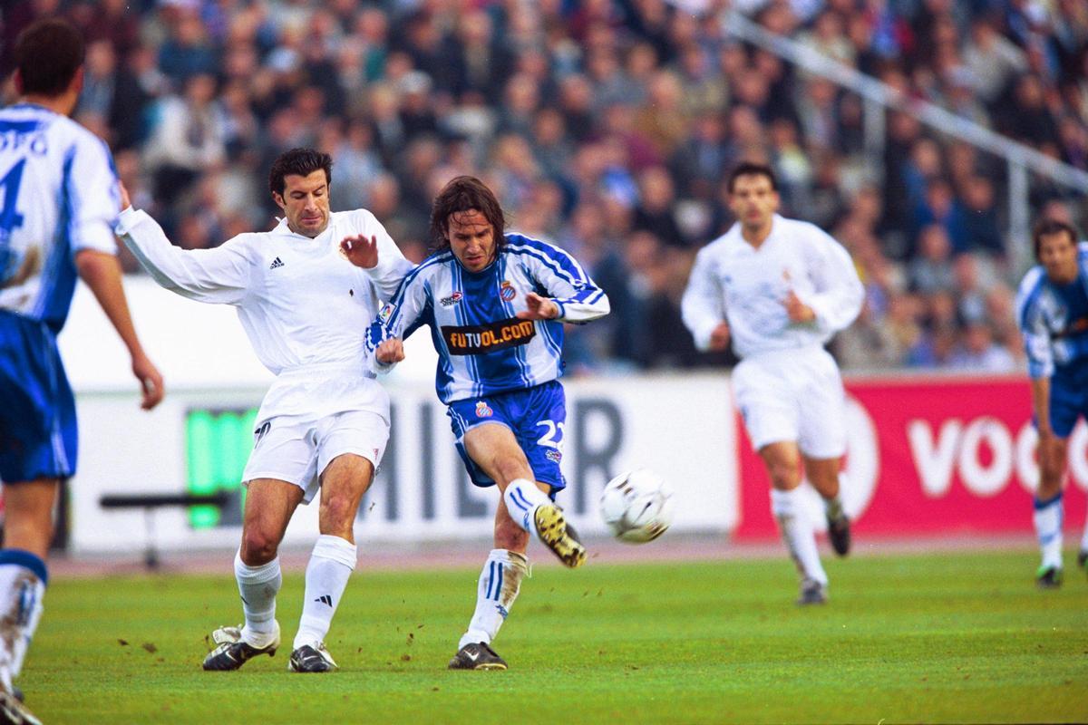Àlex Fernández, amb Figo, en un partit contra el Reial Madrid el 2003