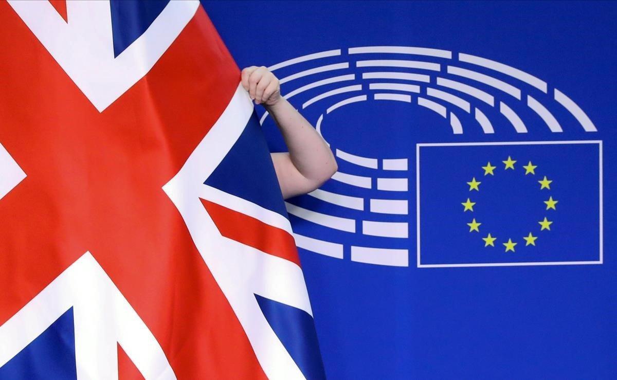 La bandera de Gran Bretaña es ajustada antes de una reunión entre la primera ministra británica Theresa May y el presidente del Parlamento Europeo, Antonio Tajani, en la sede del parlamento de la UE en Bruselas, Bélgica.