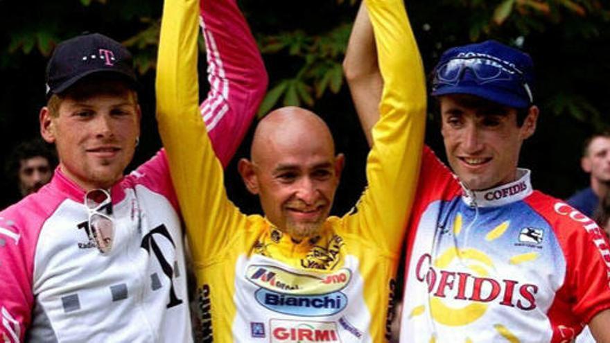 De izquierda a derecha, Ullrich, Pantani y Jullich