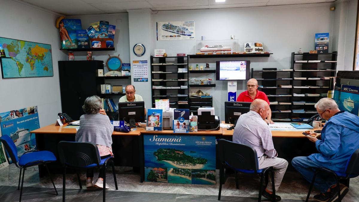 Mayores reservando sus viajes del Imserso, en la jornada de ayer, en una agencia valenciana.