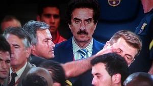 Mourinho en el momento en que le metió el dedo en el ojo a Tito Vilanova