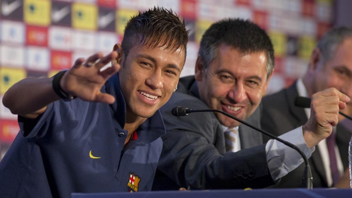 Neymar junto a Josep Maria Bartomeu en una rueda de prensa.