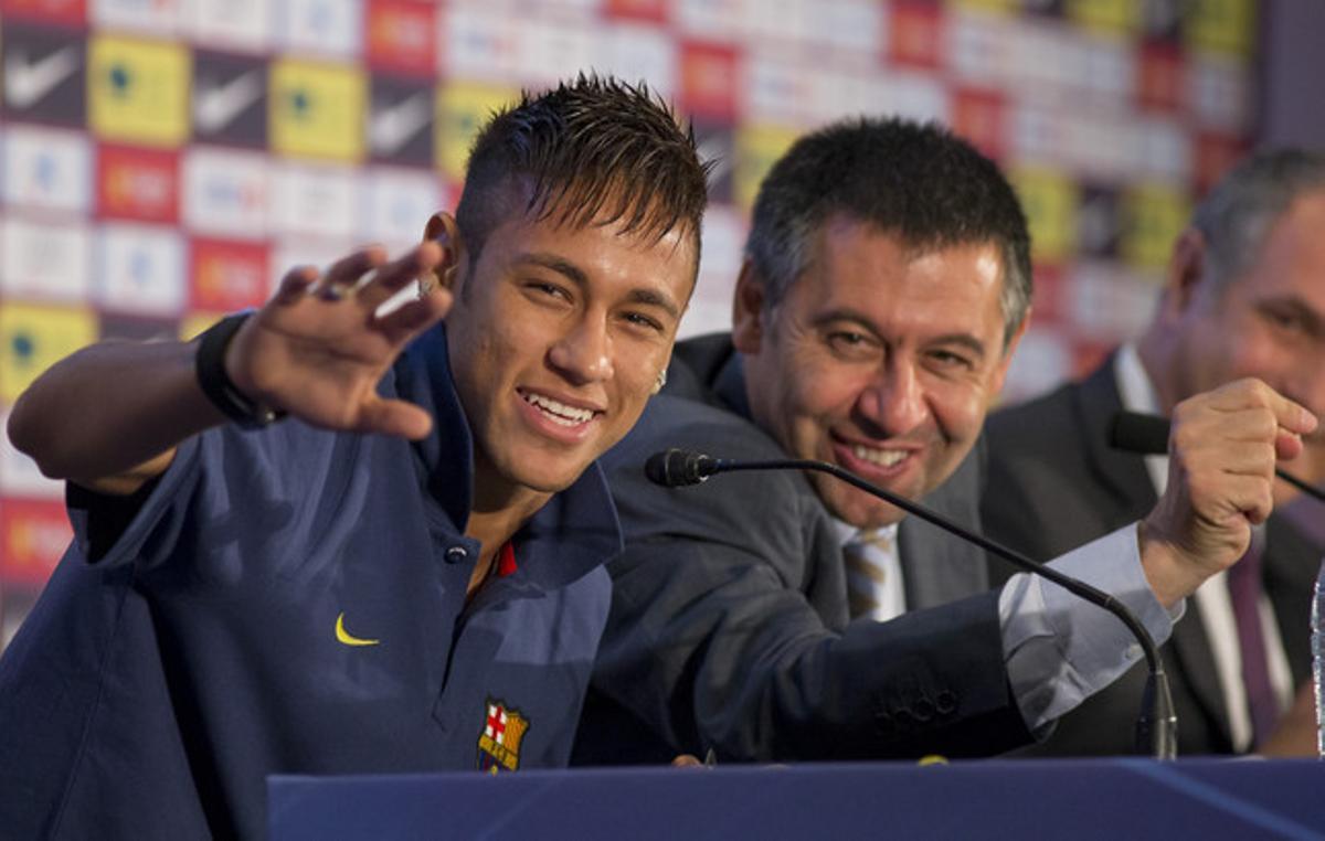 Neymar amb Josep Maria Bartomeu en una roda de premsa. Neymar amb Josep Maria Bartomeu en una roda de premsa.
