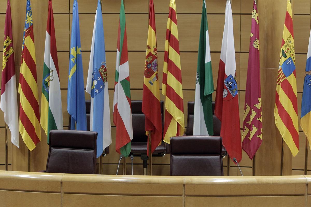 Imagen de archivo de las banderas de las comunidades autónomas en una Conferencia de Presidentes. EFE/JuanJo Martín. añade txto, sust textos por un resumen, añade vídeo Imagen de archivo de las banderas de las comunidades autónomas en una Conferencia de Presidentes. EFE/JuanJo Martín. añade txto, sust textos por un resumen, añade vídeo
