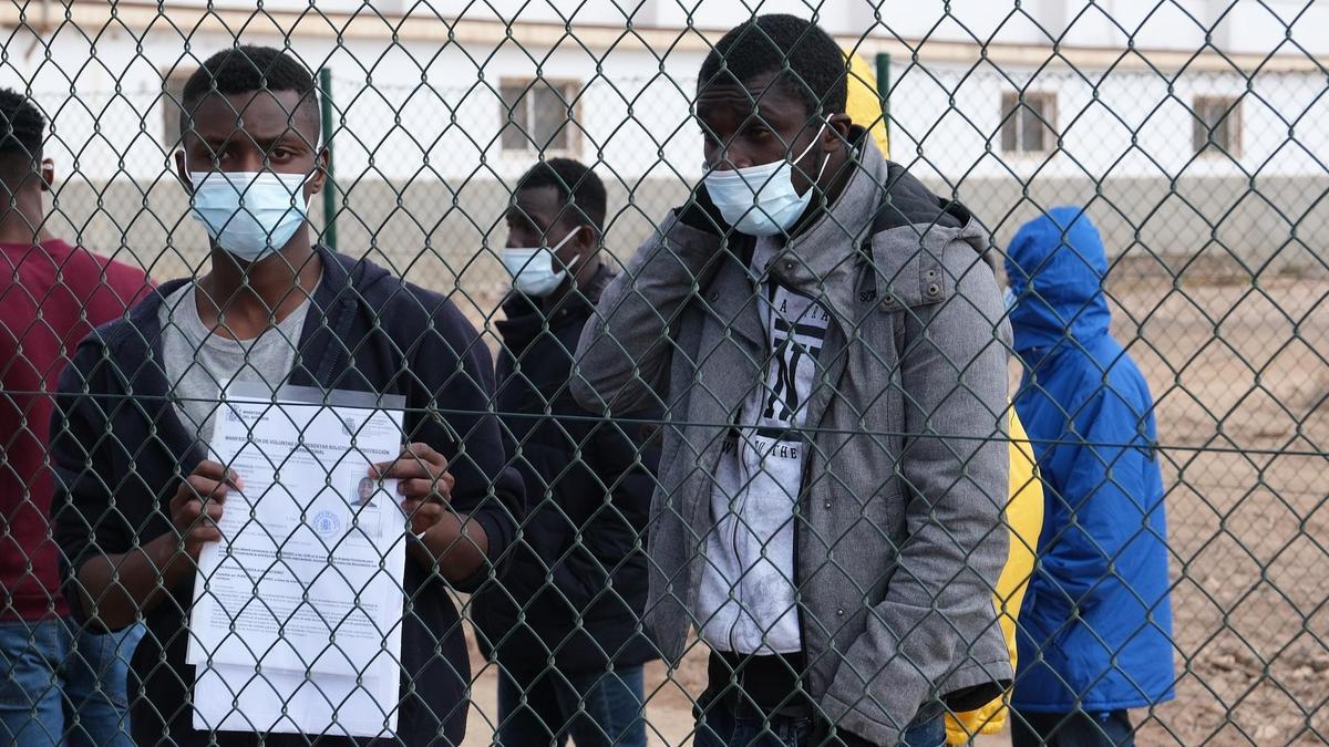 Inmigrantes en el campamento de El Matorral en Puerto del Rosario (Fuerteventura).