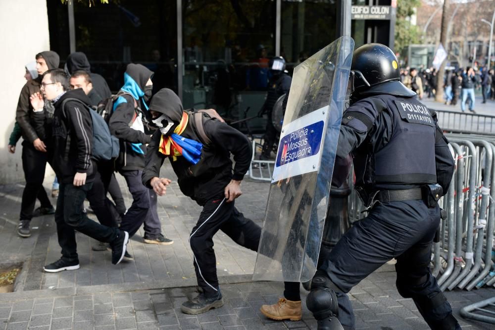 Mossos d'Esquadra frente a manifestantes independentistas en Barcelona.