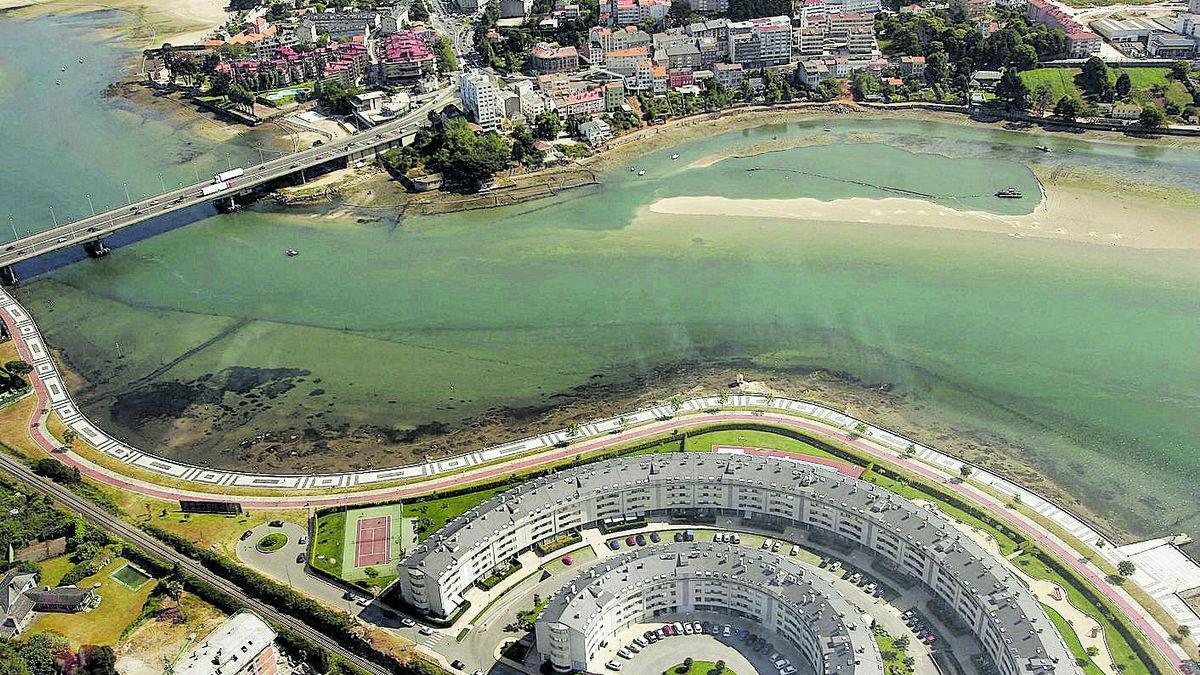 Al fondo, vista aérea de la zona de la ría con el posible yacimiento romano.