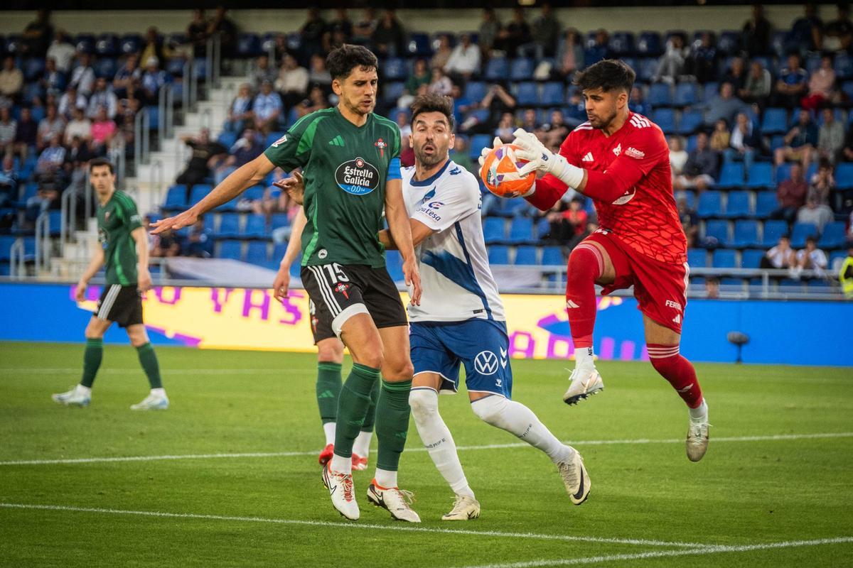 Enric Gallego, entre David Castro y Jesús Ruiz, en el partido Tenerife-Racing de Ferrol de la temporada pasada.