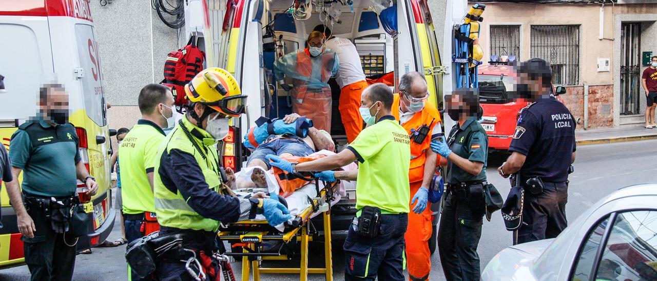 Una ambulancia presta un servicio urgente en Alicante