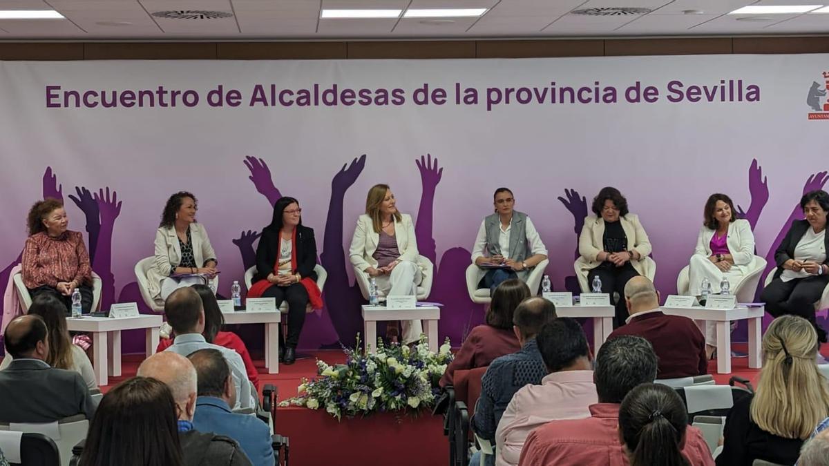 Las alcaldesas de la provincia de Sevilla reunidas en la Escuela Universitaria de Osuna.