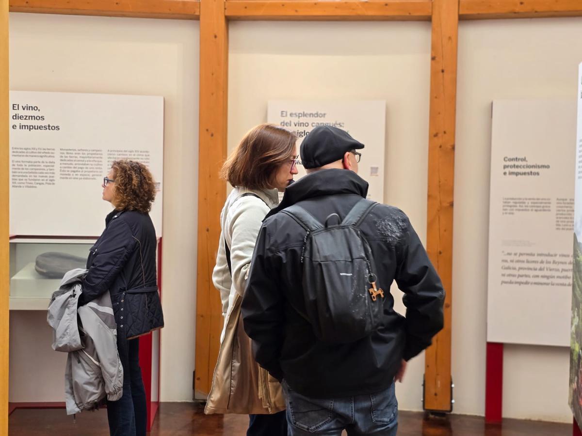Visitantes, este puente, en el Museo del Vino.