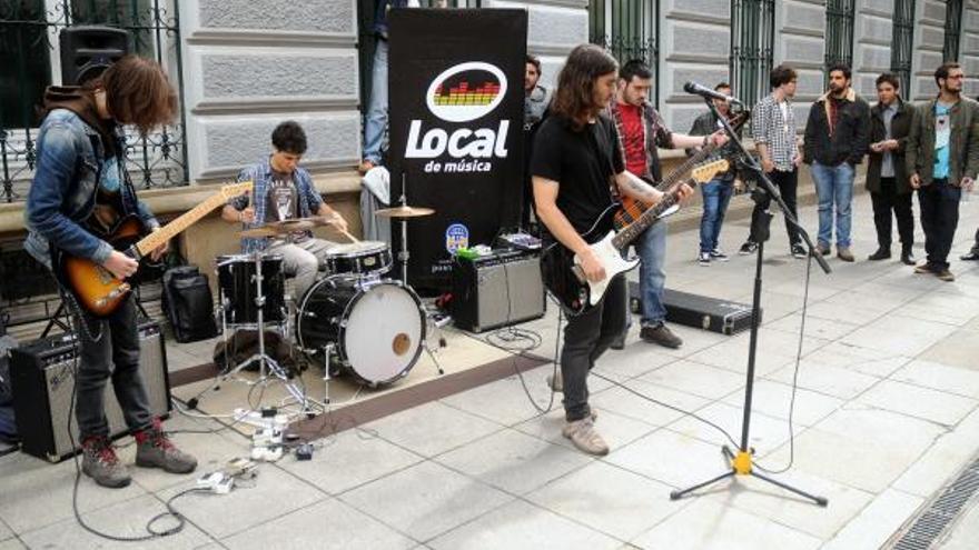 Agrupación del Local de Música durante una actuación en la calle.
