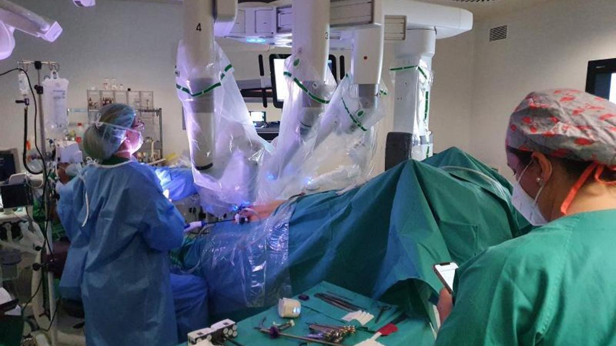 El robot Da Vinci, durante una operación en el Hospital Universitario de A Coruña.
