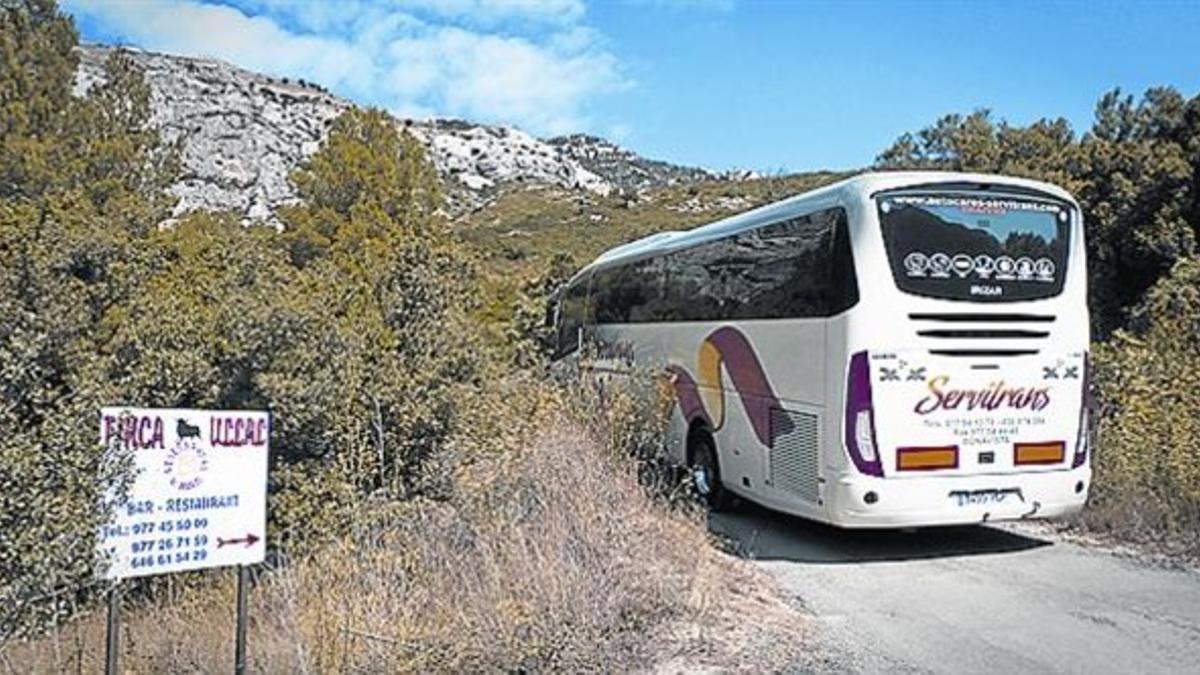 Por caminos 8 Un autocar lleva a turistas a una corrida, en el 2012.