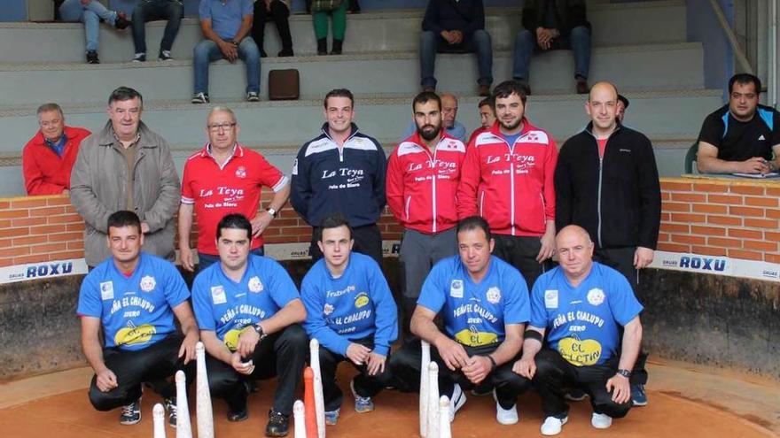 Los componentes de la peña El Biche (de pie) y de El Chalupu (agachados), antes de la partida de ida de las semifinales.