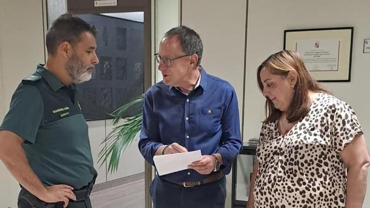 De izquierda a derecha Pulido, Blanco y Ferrero tras la reunión del Cecopi.