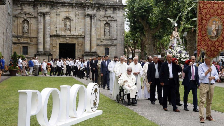 La procesión con el San Juan Bautista sale del Mosteiro de Poio.