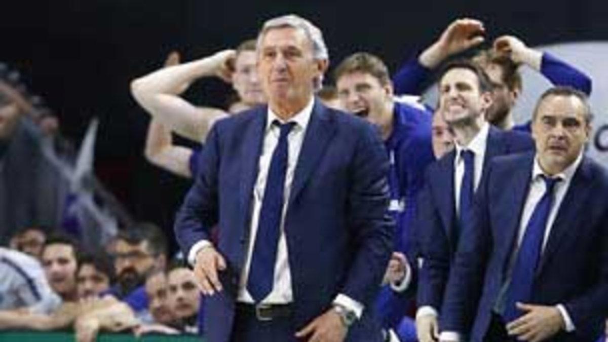 Pesic y su cuerpo técnico, atentos a la última acción del partido