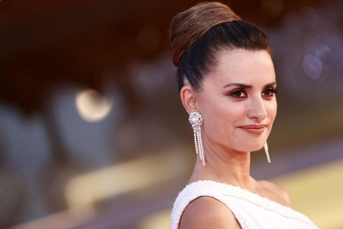 El moño alto con volumen de Penélope Cruz