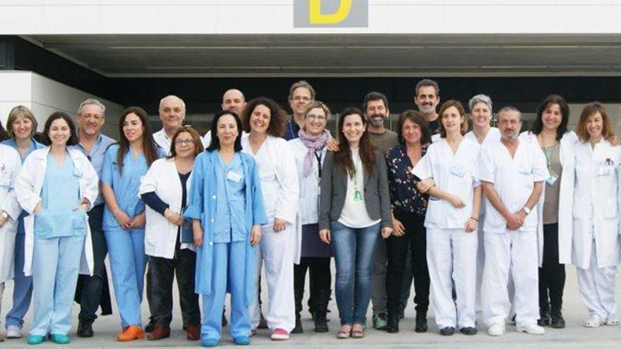 Los integrantes de la Unidad de Seguridad del Paciente del Área de Salud de Ibiza y Formentera, frente al Hospital Can Misses poco después de saber que habían ganado el premio.