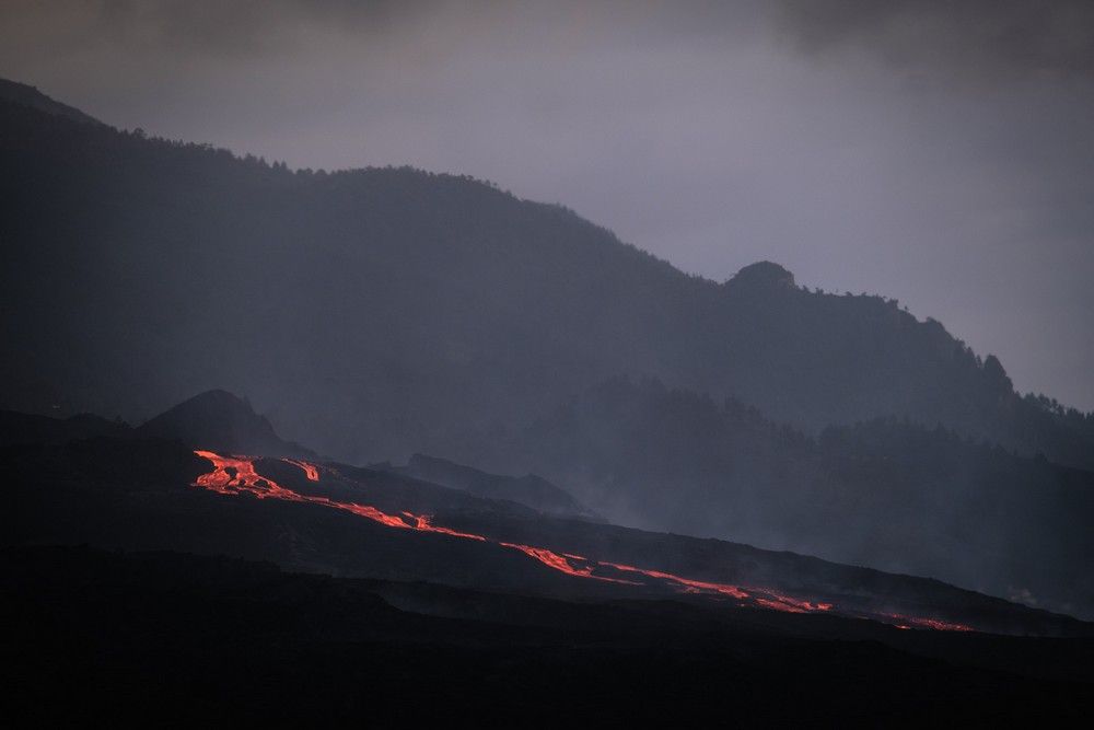 Traslado de agricultores de La Palma en una embarcación de la Armada Española durante la erupción del volcán