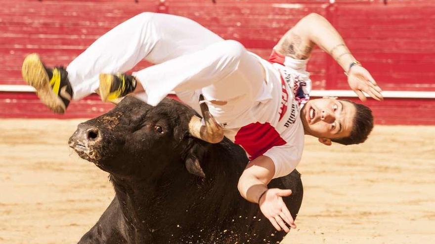 El novillo &quot;Tirante&quot;, el primero de la tarde en la Liga del Corte Puro, propinó un buen susto al toresano Santi Conde que quedó finalmente en un peligroso revolcón.