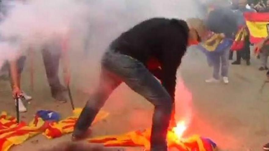 Quema de esteladas en una marcha de la extrema derecha en Barcelona