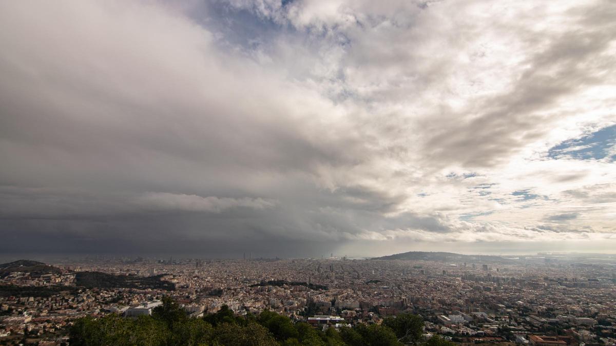 Nubes mar adentro y claros en tierra firme, en Barcelona, el 10 de enero del 2024