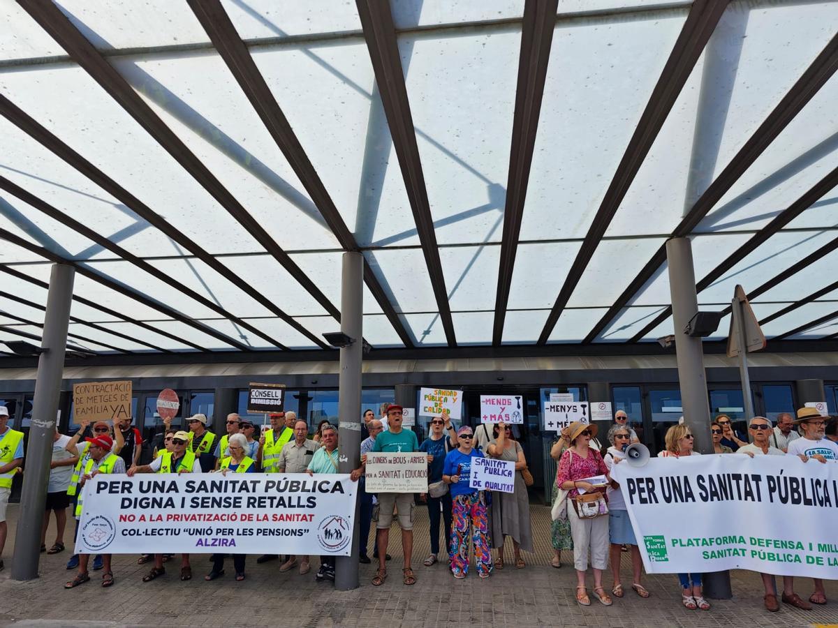 Concentración celebrada este lunes a la puerta del hospital de Alzira.