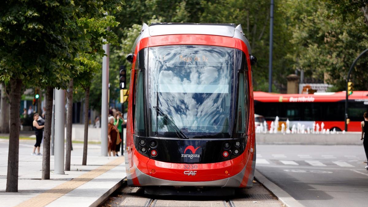 Un tranvía circula por Zaragoza, en una imagen de archivo.